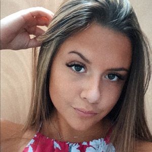 Meet your Posher, Larisa